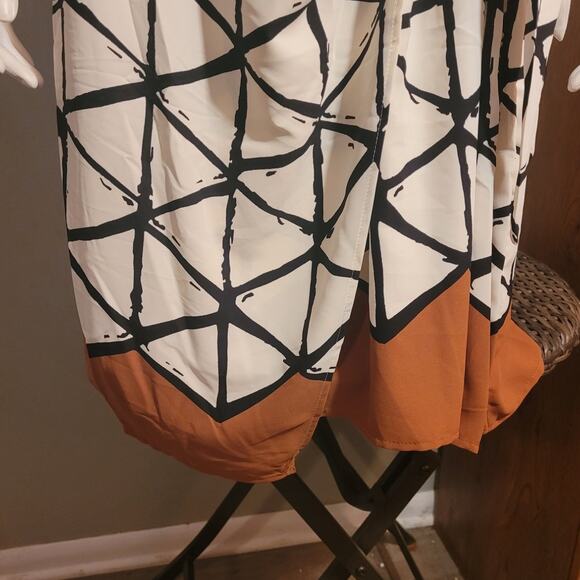 Chic Black and White Geometric Midi Dress - Picture 4 of 12